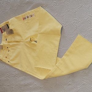 NWT Levi's Frayed Hem Jeans